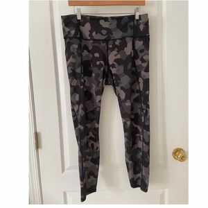 Athleta Ultimate Stash Pocket Camo 7/8 Leggings